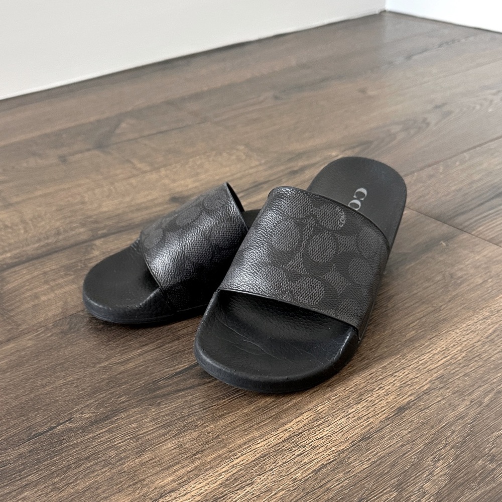 NWOB Coach black womens size 6 slides
25.09.08EB